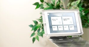 受付業務を効率化する方法とは？効率化すべき環境やおすすめのシステムを選び方とともに紹介します